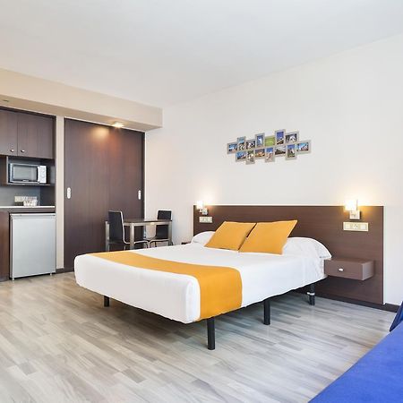 Ginosi Basics Centric Apartel Castelldefels Exterior foto