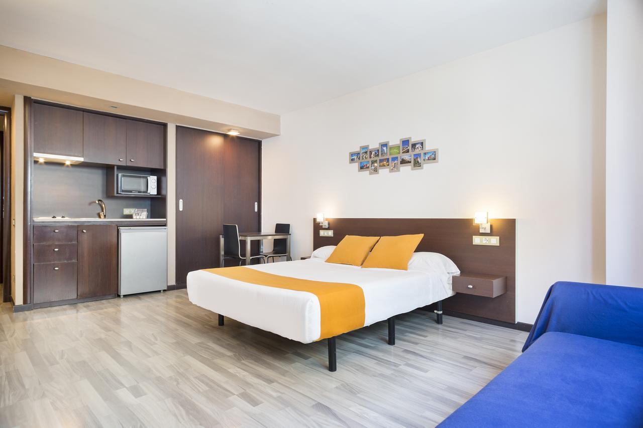 Ginosi Basics Centric Apartel Castelldefels Exterior foto