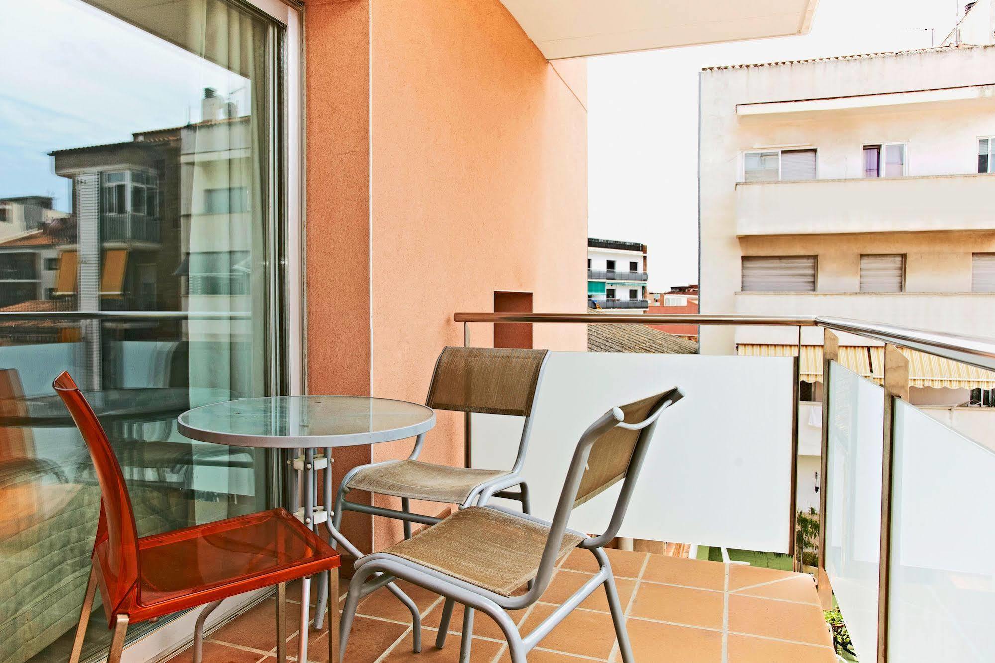 Ginosi Basics Centric Apartel Castelldefels Exterior foto