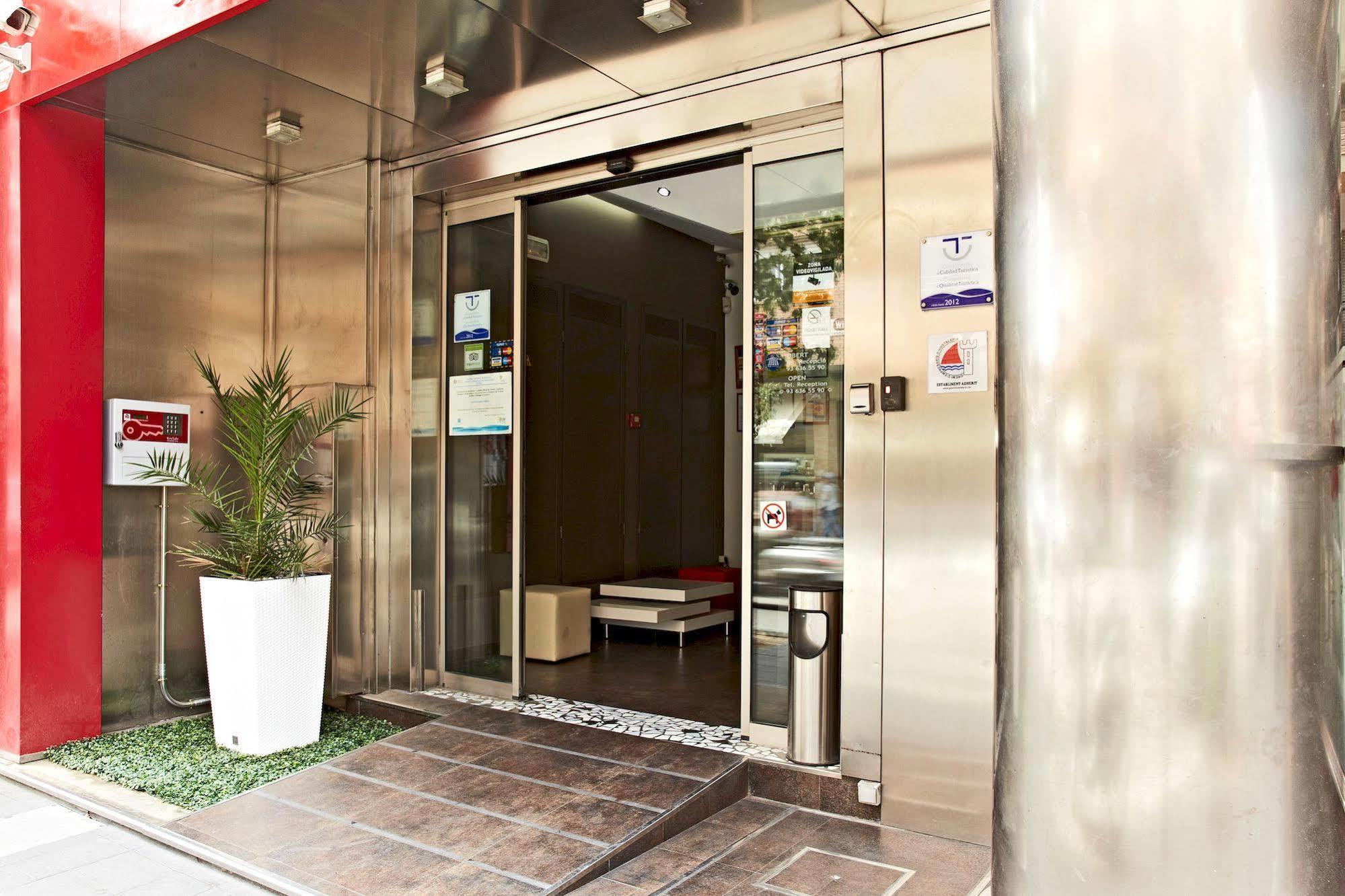 Ginosi Basics Centric Apartel Castelldefels Exterior foto
